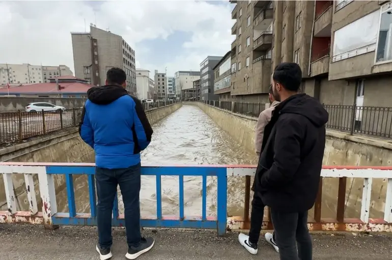 Yüksekova’da bereket taşkını: 10 yıl sonra gelen görsel şölen
