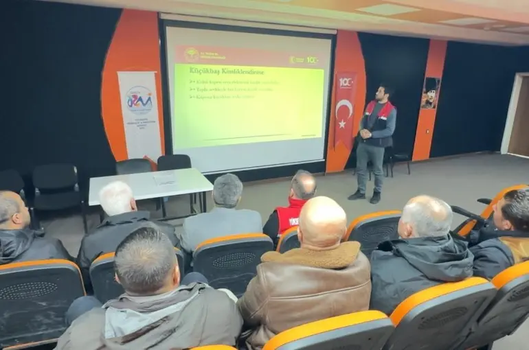 Yüksekova’da hayvan nakliyecileri ve celeplere ’refah’ eğitimi
