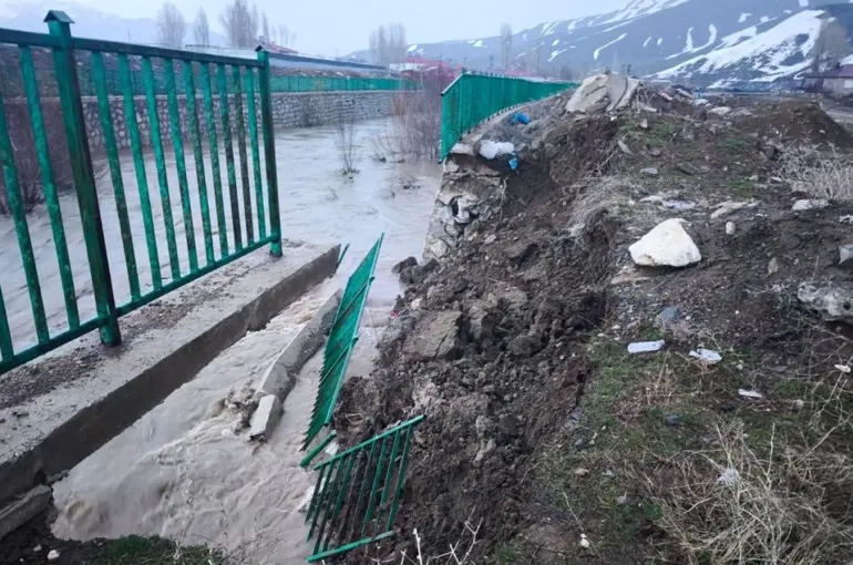 Yüksekova’da istinat duvarı çöktü
