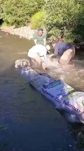 Yüksekovalı çiftçilerin kum torbalarıyla su nöbeti
