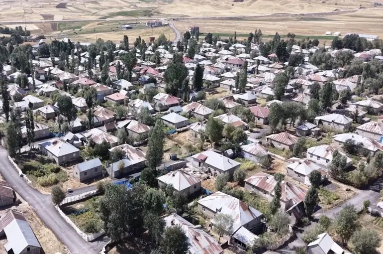 Yüksekova’nın simetrik güzelliği: Doğanlı köyü

