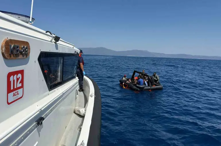 Yunanistan’ın ölüme terk ettiği 57 düzensiz göçmen kurtarıldı
