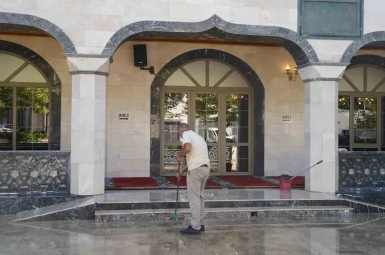 Yunusemre’de ibadethanelerde kapsamlı temizlik çalışması
