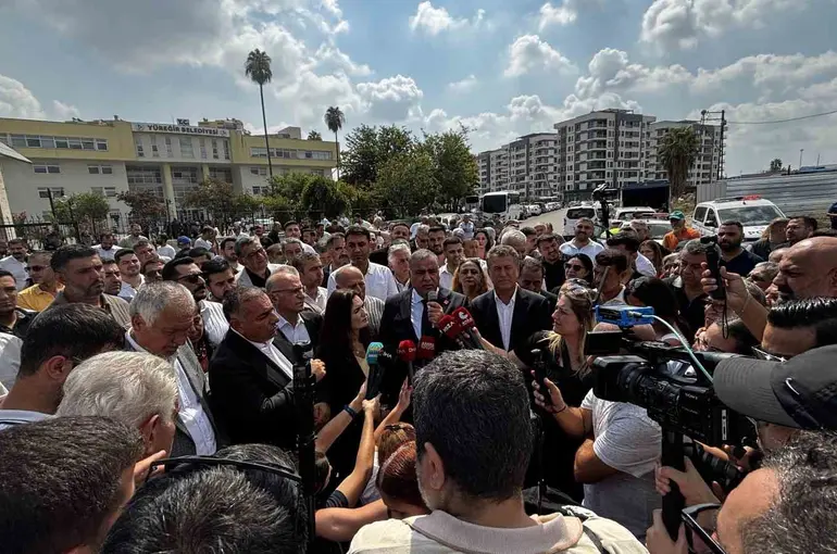 Yüreğir Belediyesi önünde başkan vekilliği kararına tepki
