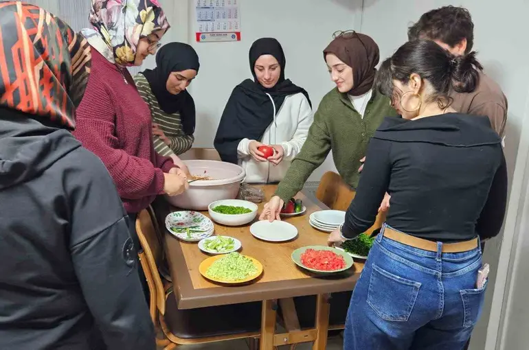 Yurtta kalan üniversiteliler paketli gıda yerine kısır tercih etti
