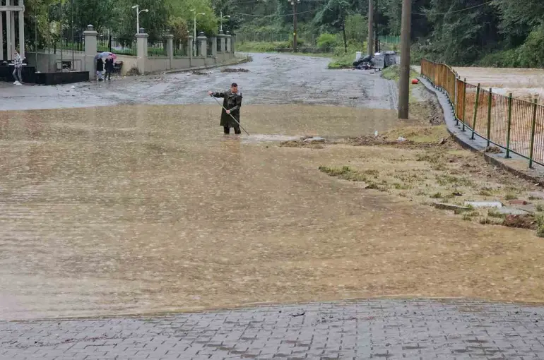 Zonguldak’ta sağanak sonrası dere taştı, sanayi sitesini su bastı
