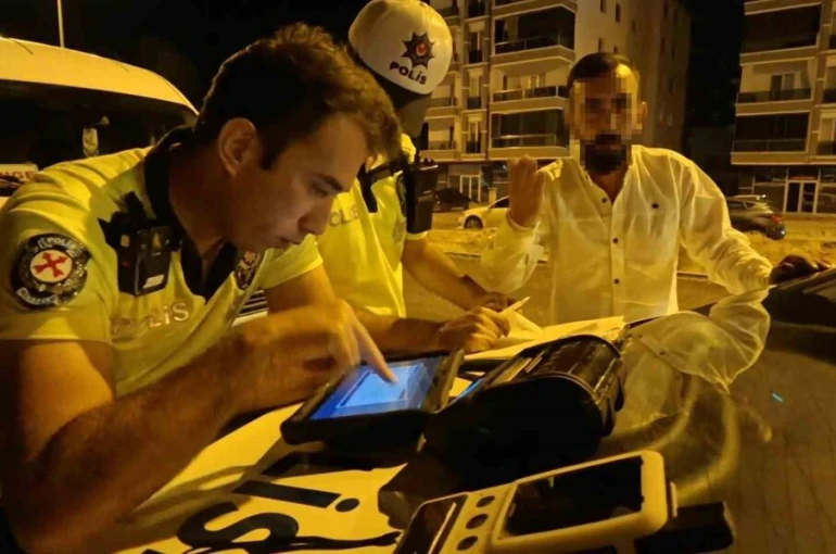 0.03 promil fazla çıkınca ehliyeti alındı, polise itiraz edip gazeteciye tepki gösterdi