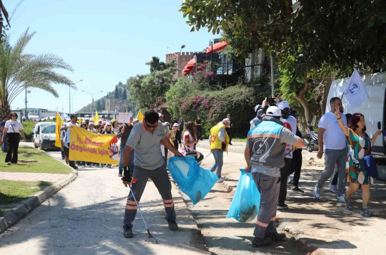 1 Mayıs kutlamalarında yürüyen işçilerle çalışan işçiler aynı karede