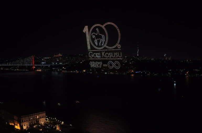 100. Gazi Koşusu Resepsiyonunda gökyüzünde görsel şölen