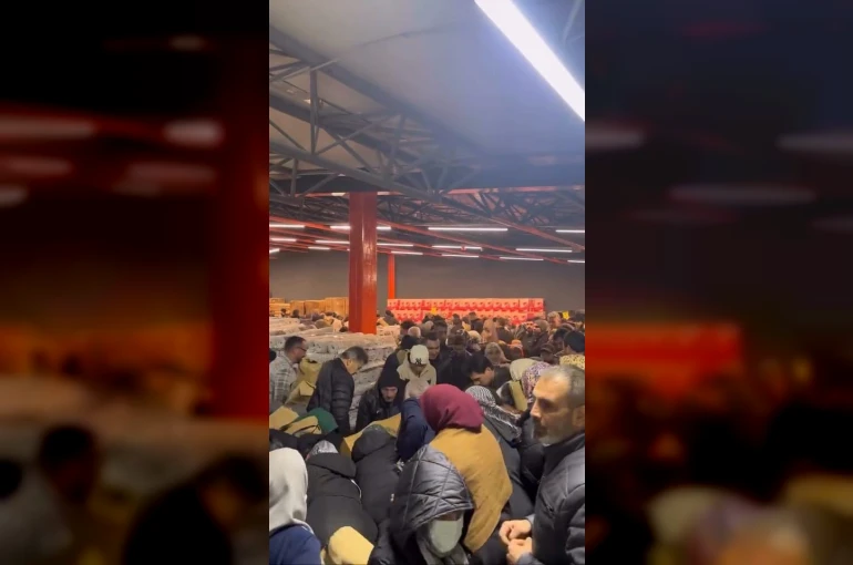 100 TL’lik indirim izdihamı: Birbirlerini ezdiler