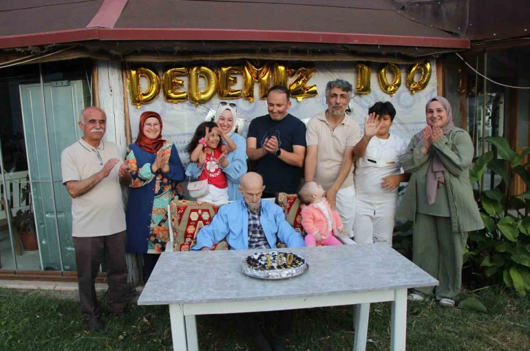 100 yaşına giren Ali dedeye doğum günü kutlaması