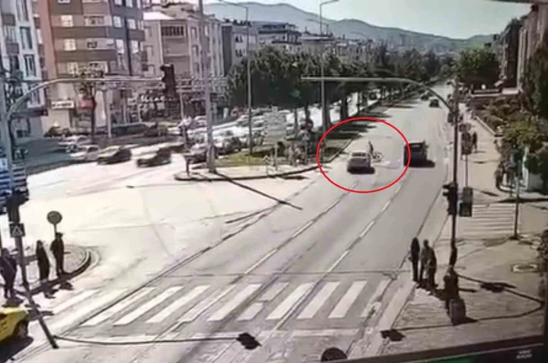 12 yaşındaki çocuğun hayatını kaybettiği feci kaza kamerada: Gözyaşlarıyla uğurlandı