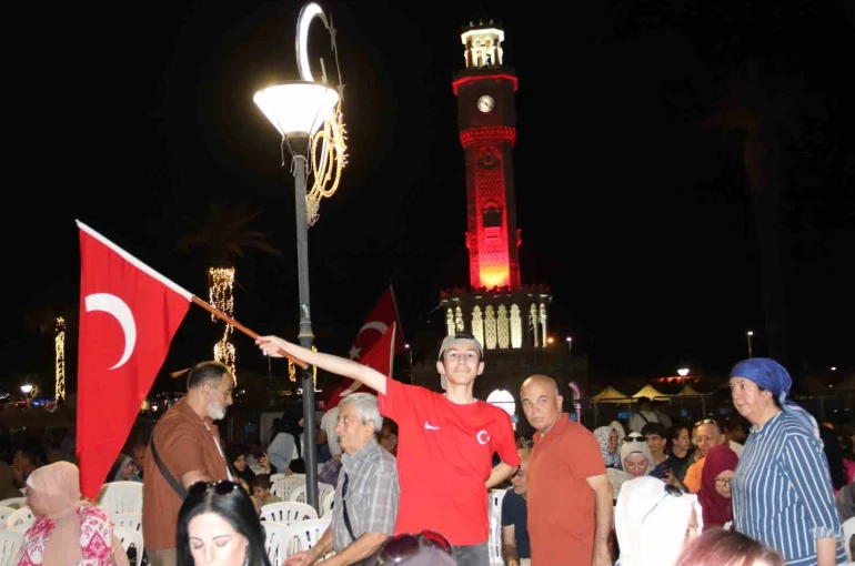 15 Temmuz Demokrasi ve Milli Birlik Günü’nde binlerce İzmirli tek yürek oldu