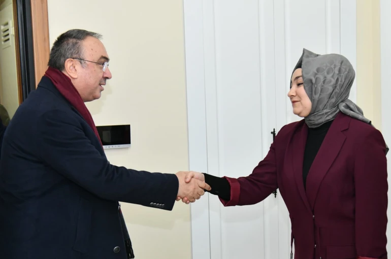 15 Temmuz şehidinin kızını ziyaret eden Vali: "Onlar sayesinde milli irade gasp edilemedi"