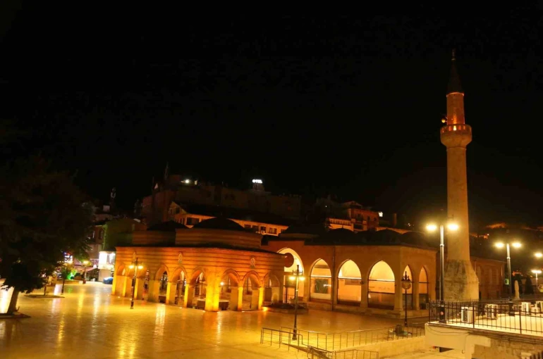 15 Temmuz şehitleri için sela okundu: Genç kız gözyaşlarını tutamadı