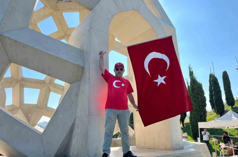 15 Temmuz’un 10’uncu yılında Şehitler Makamı’na ziyaretçi akını: "İslamda ölüm ve cuma dışında okunan sela birlik ve beraberlik çağrıdır"