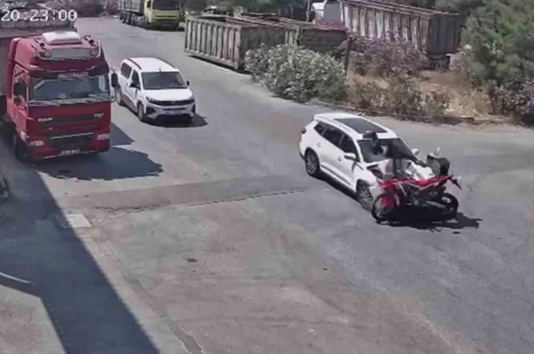 15 yaşındaki çocuğun kullandığı otomobil motosiklete çarptı, sürücü ağır yaralandı 