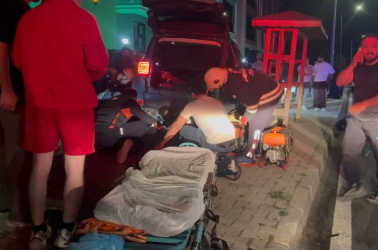 16 yaşındaki motosiklet sürücüsü aracın altında sıkıştı: Ekipler seferber oldu