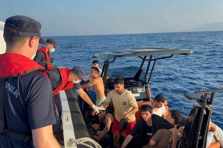 17 düzensiz göçmen kurtarıldı, 1 göçmen kaçakçısı yakalandı