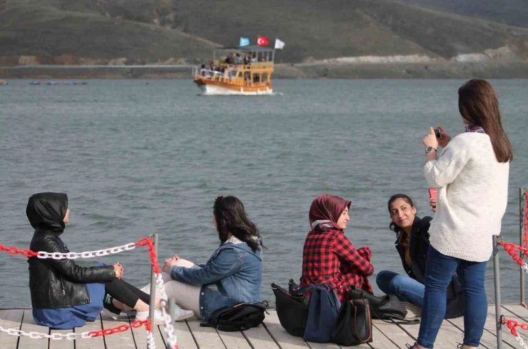 1700 rakımdaki doğa harikası göl turistlerin ilgi odağı