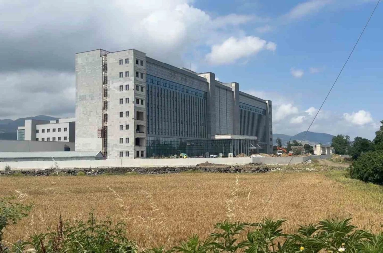 18 metre yükseklikten düştü, yaralı kurtuldu