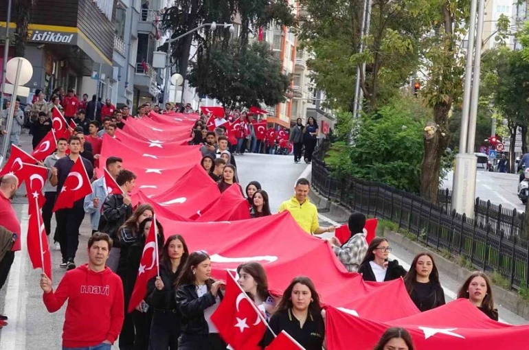 1919 metrelik Türk bayrağı eşliğinde ‘Cumhuriyet Yürüyüşü’