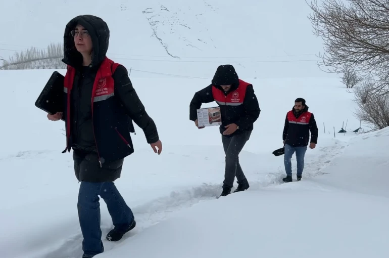 2 bin rakımda gıda seferberliği: Karlı yolları aşarak çocuklara bilgi taşıdılar