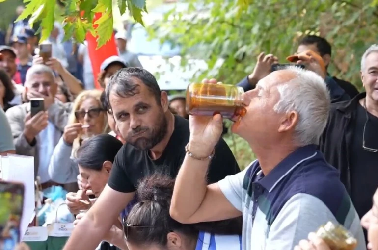 2 dakikada 1 kilogram bal yedi, izleyenler hayret etti