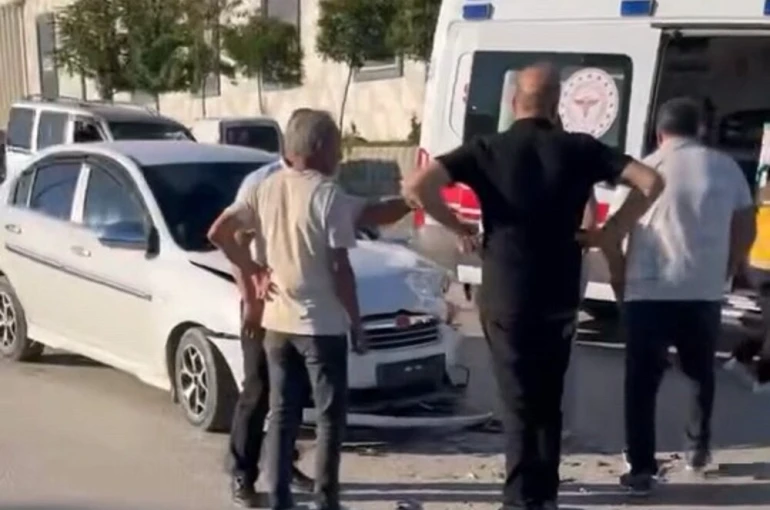 2 otomobil kafa kafaya çarpıştı: 4 yaralı