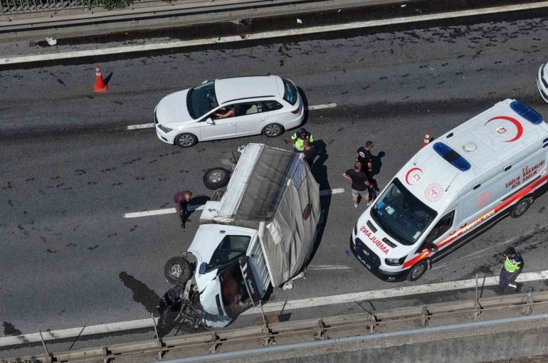 2 tır ve 1 kamyonetin karıştığı kazada 1 kişi yaralandı 