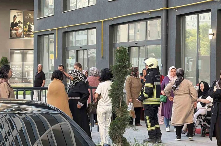 20 katlı binada yangın paniği: Bina sakinleri yanlış alarmla sokağa döküldü