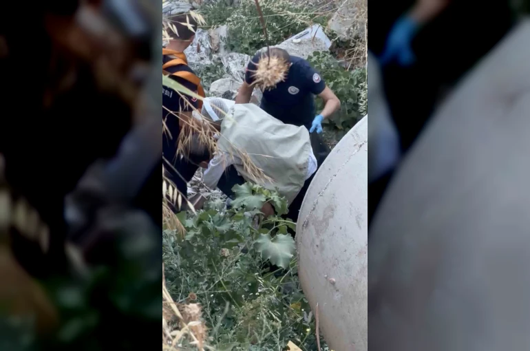20 metrelik uçurumdan düştü, yaralıyı sırtında taşıyan itfaiyeci yürekleri ısıttı