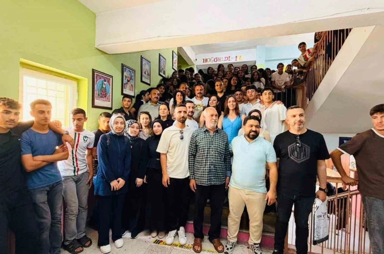 20 yıldır görev yaptığı okuldan alkışlar eşliğinde hüzünle ayrıldı