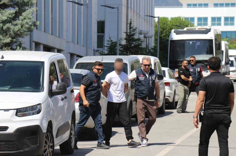 20 yıllık faili meçhul bakkal cinayetinin şüphelileri adliyeye sevk edildi