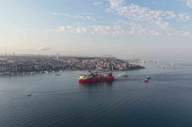 215 metrelik boru döşeme gemisinin geçişi sebebiyle boğaz hattı çift yönlü trafiğe kapatıldı