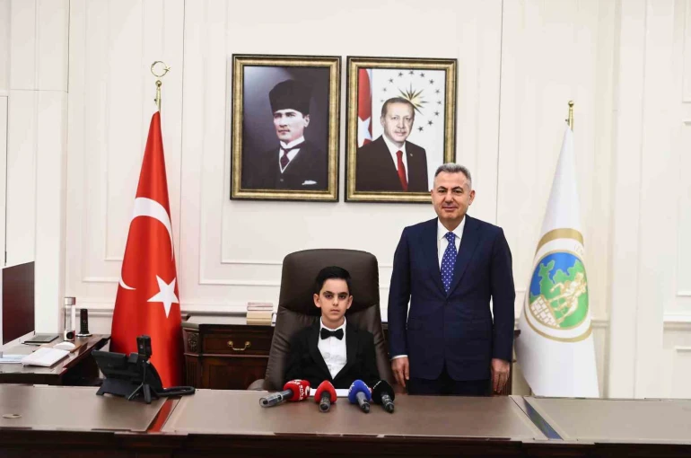 23 Nisan kutlamalarında İzmir Valiliği makamına ilkokul öğrencisi oturdu
