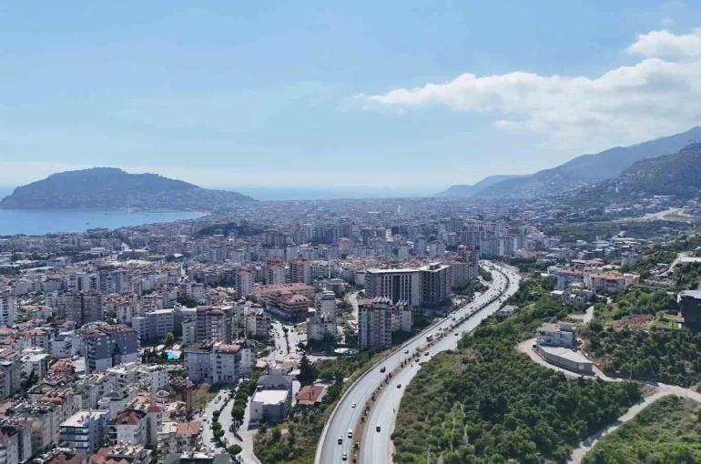 24 ilçede nüfusuyla ilk sırada olan Alanya ilçesinde il olma beklentisi