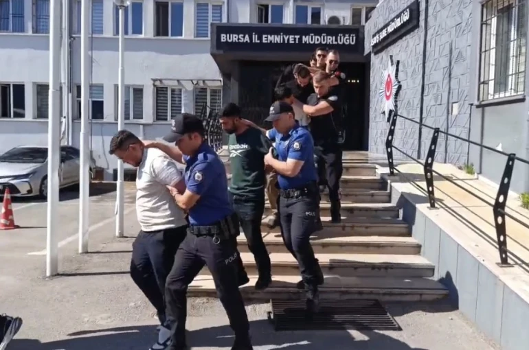 2,5 ay boyunca "Polisiz" diyerek dolandırdılar, 100 milyonluk vurgunun ardından tatlı ikram ettiler