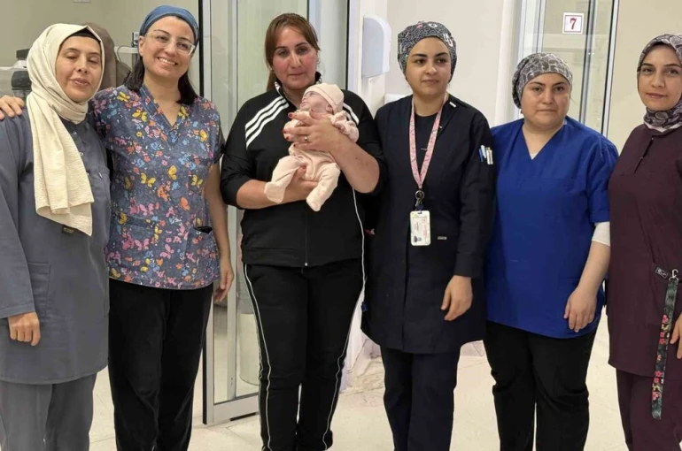 25 haftalık olarak dünyaya gelen bebek 180 gün sonra anne kucağıyla tanıştı
