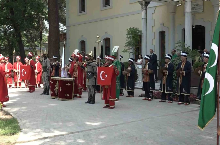25 ülkeden öğrenciler aynı safta: Mehterle kültür köprüsü kurdular