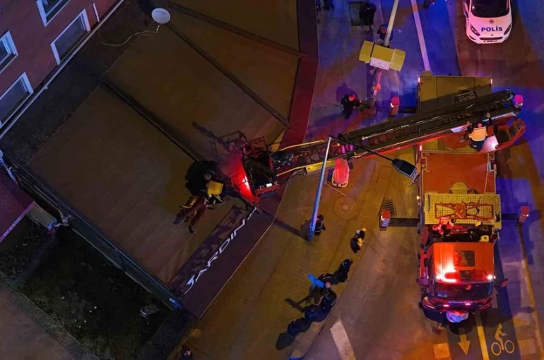 2’nci kattan kafenin tentesine düşen şahsı itfaiye aşağıya indirdi