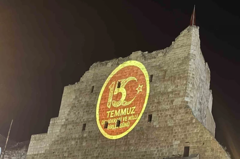 3 bin yıllık Birecik Kalesi’nde 15 Temmuz’a özel ışık gösterisi