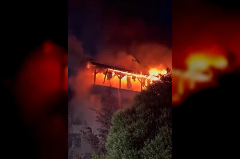 3 katlı binanın üst katı alev alev yandı
