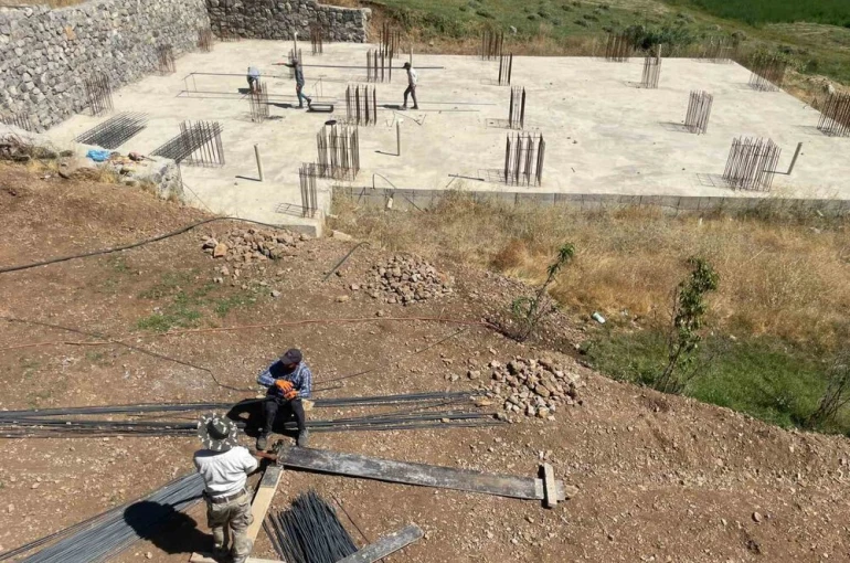 3 yıl önce temeli atılan cami tamamlanamadı, köylüler yardım çağrısında bulundu