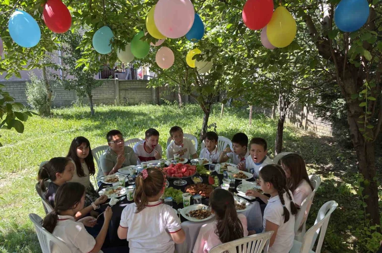 3 yıldır öğrencilere bahçesini açan çift, bu yıl da geleneği bozmadı