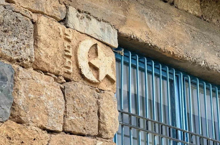 30 yıl önce kendi emeğiyle yaptığı ev turistlerin ilgi odağı oldu