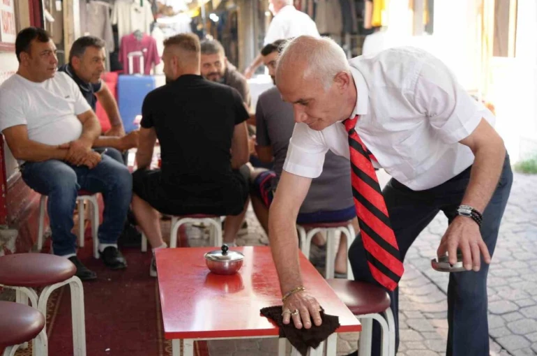 30 yıldır kravatla çay servisi yapıyor