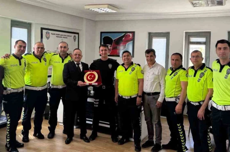 30 yıllık trafik polisinden duygulandıran veda