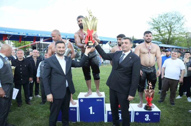 32. Kağıthane Yağlı Güreşleri’nde Seçkin Duman başpehlivan oldu