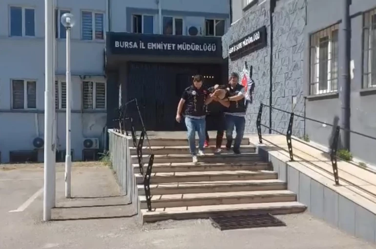 33 yıl hapis cezasıyla aranıyordu, polisten kurtulmak için kayısı topluyormuş gibi yaptı